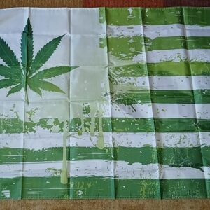 Green and White Leaf Wall Tapestry